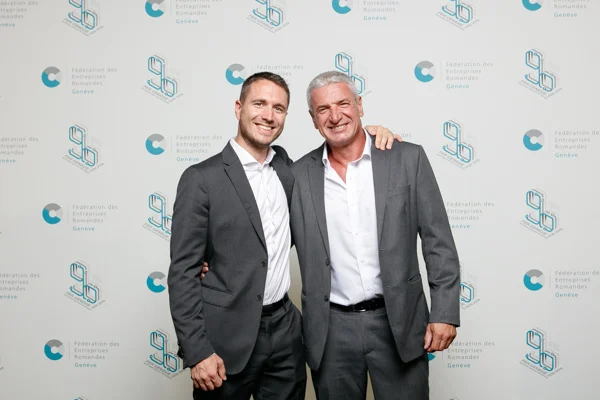Charly Delay et Vincent Ottinger côte à côte, bras sur l'épaule, lors d'un événement de la Fédération des Entreprises Romandes à Genève.
